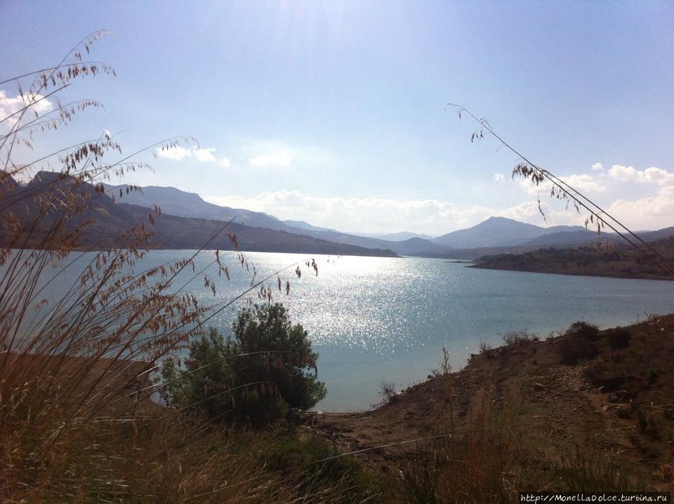 Кастэлло ди Каккамо и озеро Розамарина Палермо, Италия