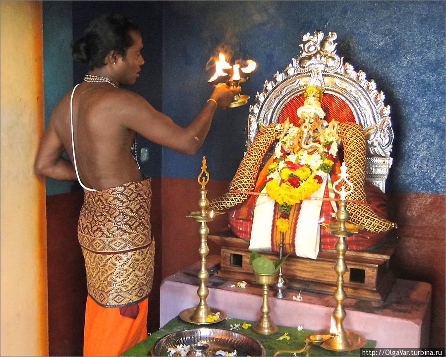 Наступил момент, когда жрец стал водить зажженными свечами над божеством, сопровождая это действо молитвами Тринкомали, Шри-Ланка