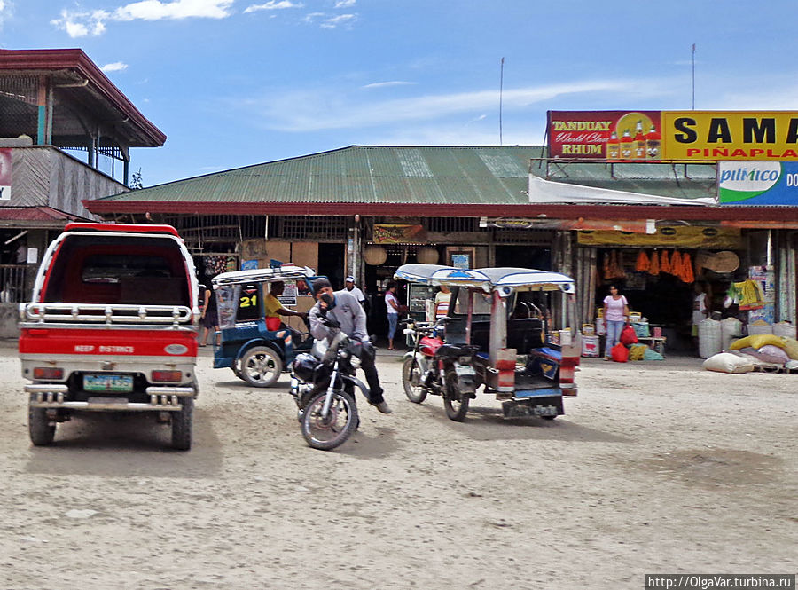 Селения на Самале однотипные с невысокими строениями и обязательным маркетом посередине Остров Самал, Филиппины
