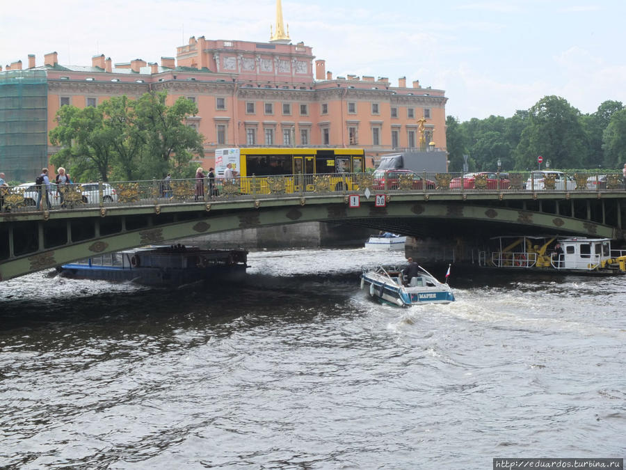 Пантелеймоновский мост рядом с Михайловским замком Санкт-Петербург, Россия