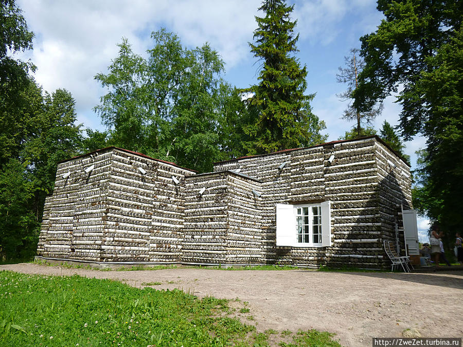 Снаружи Березовый домик похож на поленицу березовых дров Гатчина, Россия