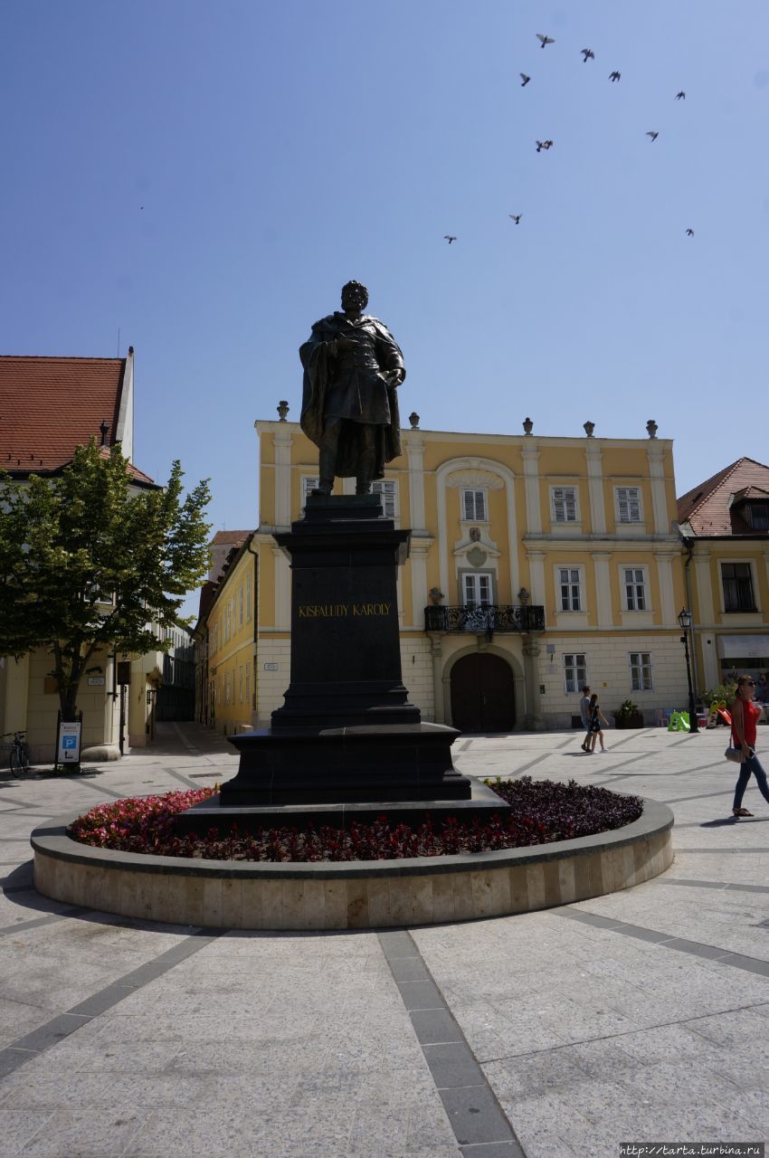 Памятник венгерскому драматургу, поэту и художнику Каролю Кишфалуди Дьёр, Венгрия