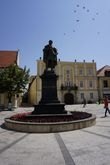 Памятник венгерскому драматургу, поэту и художнику Каролю Кишфалуди
