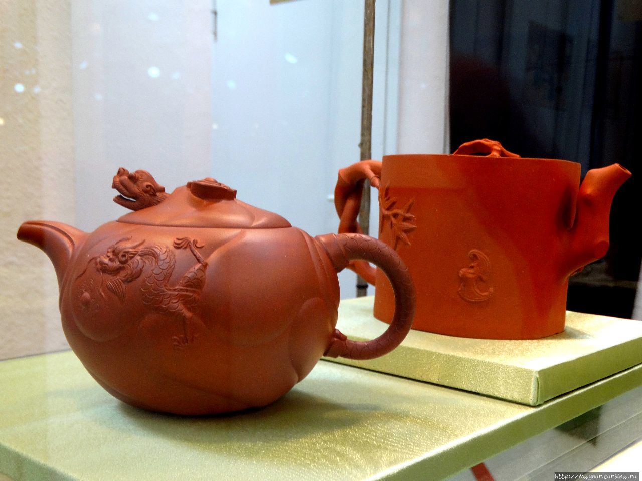 Чайник с изображением цветов сливы и бамбука.
Чайник с изображением дракона и карпа. Южно-Сахалинск, Россия