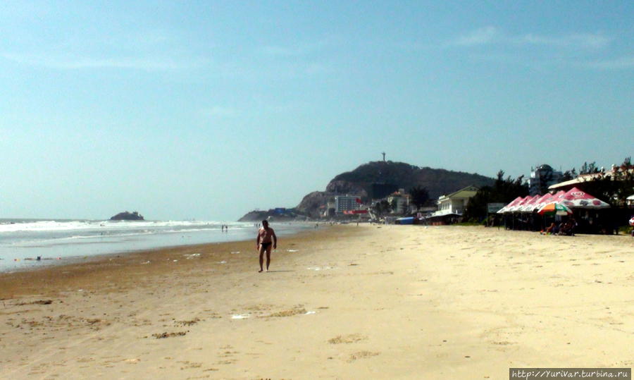 Задний пляж Вунг Тау — вид в сторону центра города. Впереди — мыс Святого Жака, разделяющий город на правую (Переднюю) и левую (Заднюю) части Вьетнам