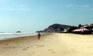 Задний пляж Вунг Тау — вид в сторону центра города. Впереди — мыс Святого Жака, разделяющий город на правую (Переднюю) и левую (Заднюю) части
