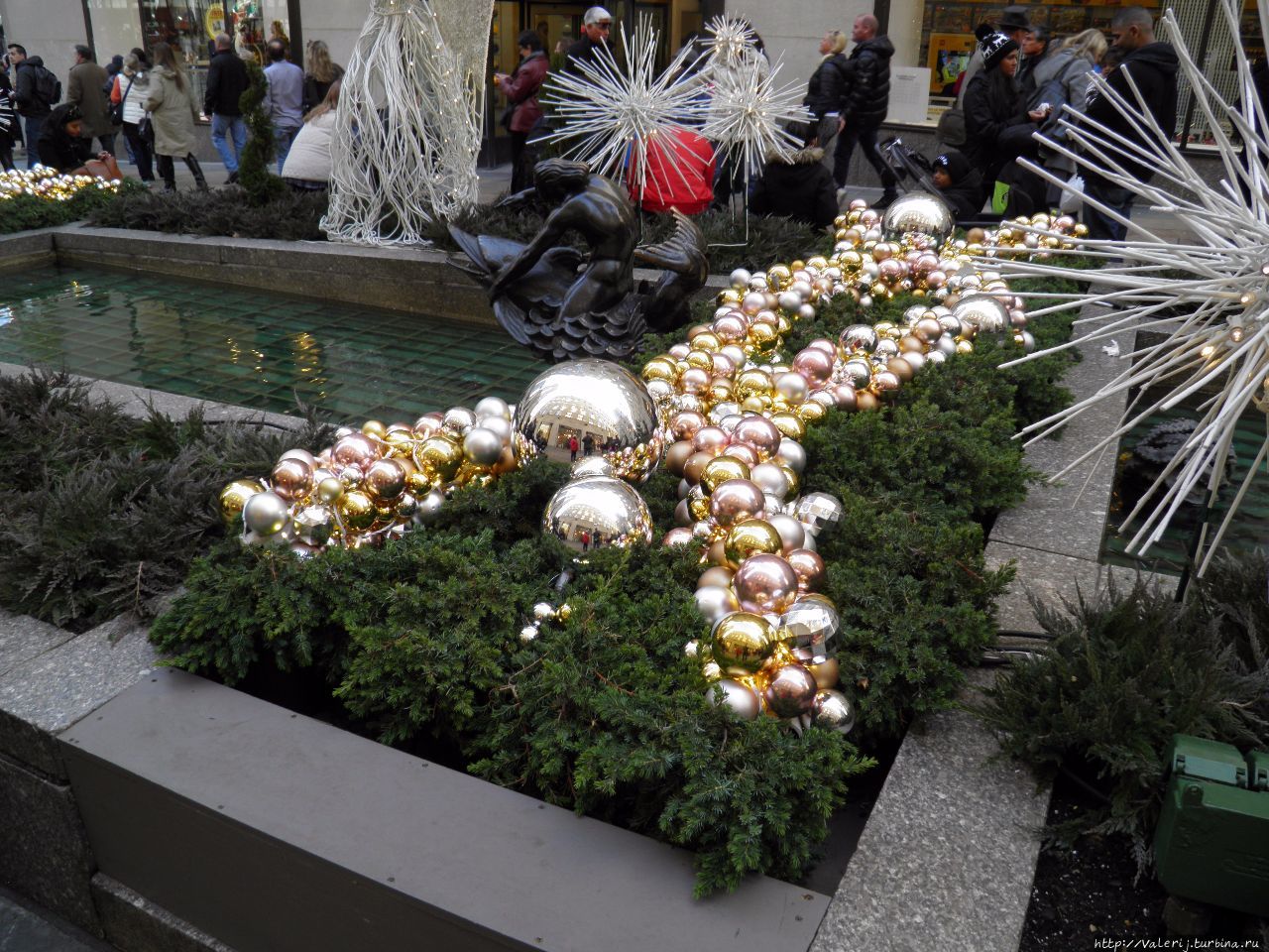 Рождественские украшения на площадке перед Рокфеллер Центром Нью-Йорк, CША