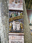 Керамические панно, размещённые на опорных конструкциях. Их 14, по количеству станций Скорбного (Крестного) пути Иисуса на Виа Долороза в Иерусалиме.