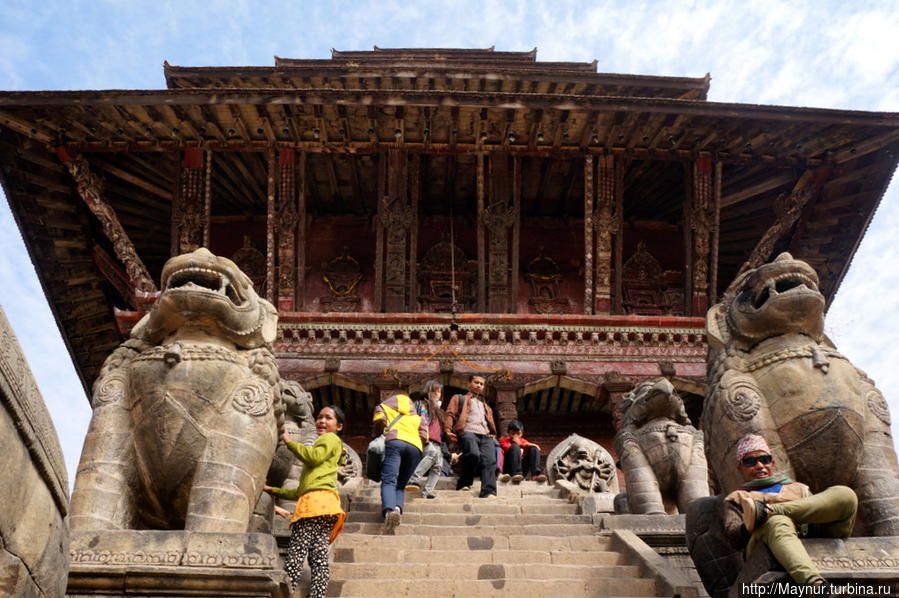 В  сам  храм  туристов  не  пускают.  Внутри  находится  изображение  тантрической  богини  Сидхи  Мактми  и  зреть  ее  могут  только  жрецы. Бхактапур, Непал