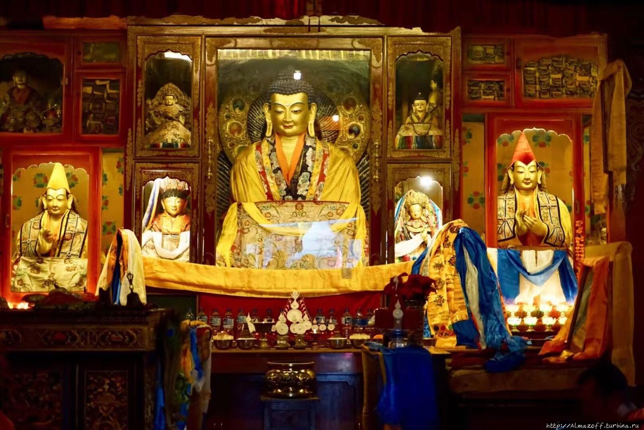 Алтарь со говорящей статуей Тары и статуей Миларепы в монастыре Пелгье Линг в Катманду