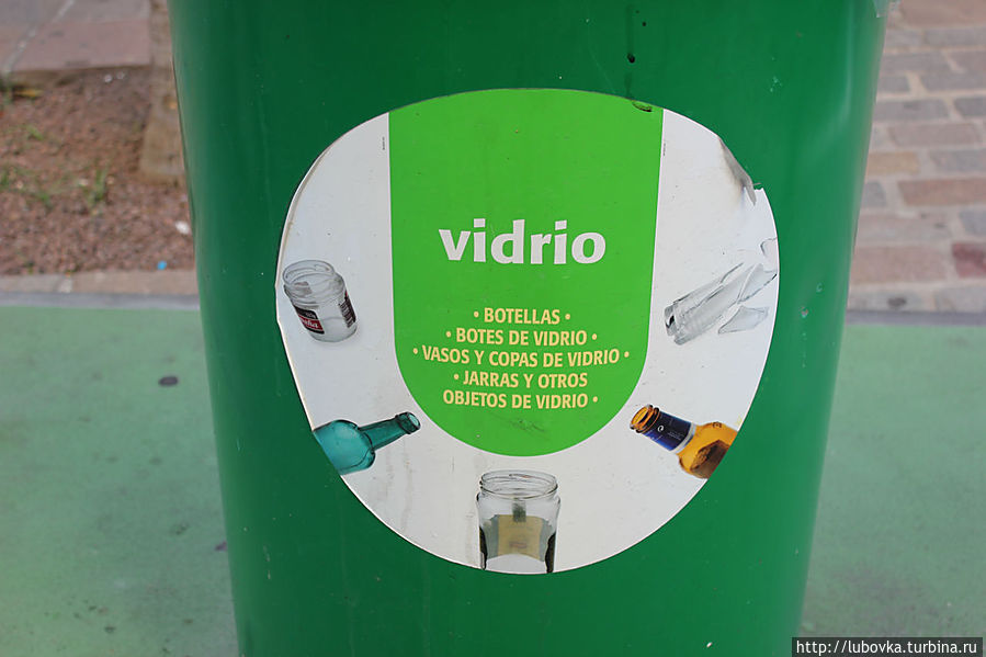 Зелёный бак для стеклотары. Остров Тенерифе, Испания