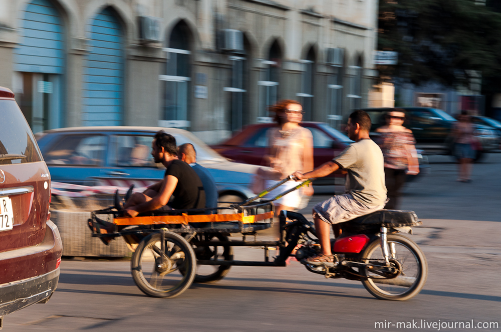 На улицах Тираны нередко можно встретить подобный транспорт. Тирана, Албания