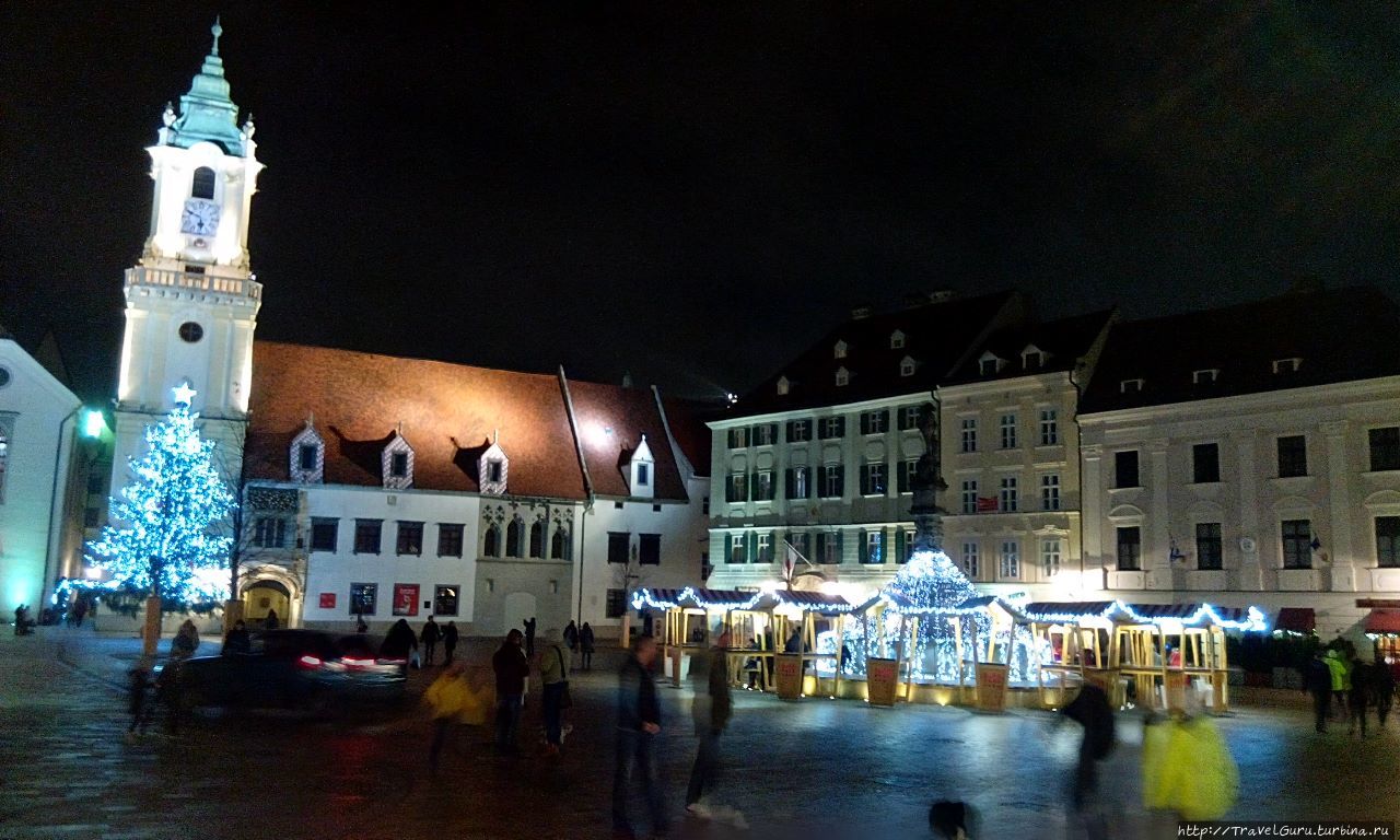 Главная площадь в новогоднем оформлении Братислава, Словакия
