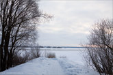 3. Утренний пейзаж возле Перынского скита под Великим Новгородом. Здесь тоже покоится подо льдом река Волхов. Солнце уже взошло, но его не видно из-за густых облаков. Что ж, и такое зимнее утро имеет право на существование, в нём есть своя неяркая красота.