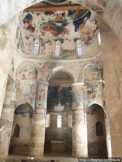 Основной купол строения держится на восьми столбах.  Все стены, потолок и столбы были разукрашены фресками, большая часть из которых не дошла до наших дней. Кипр