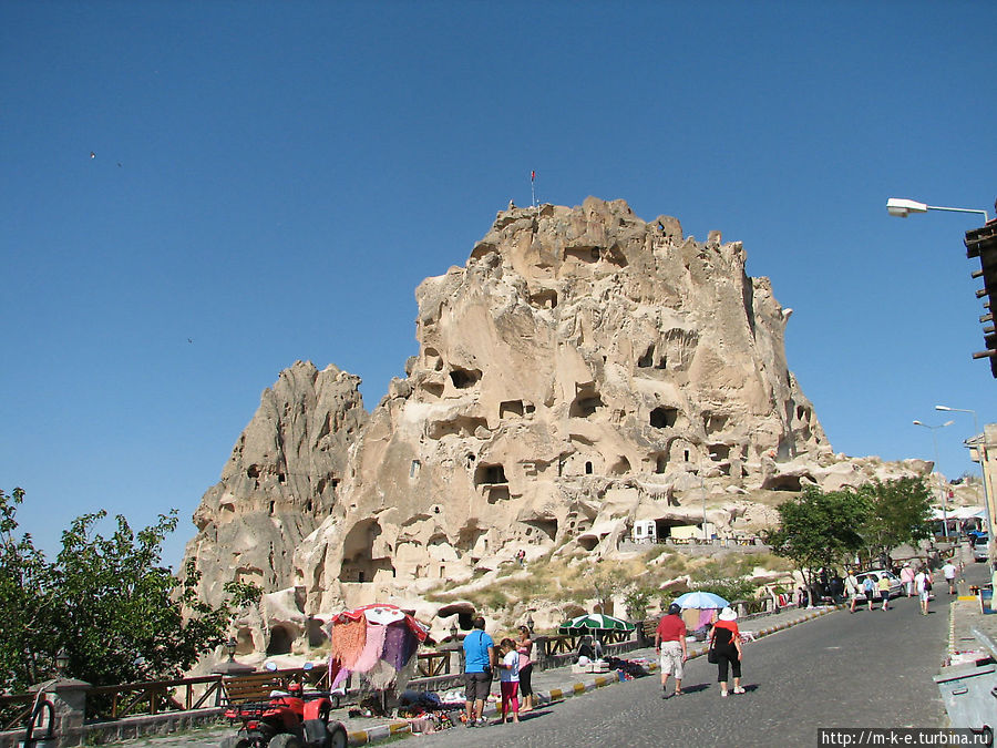 Крепость Учхисар со стороны города Учхисар, Турция