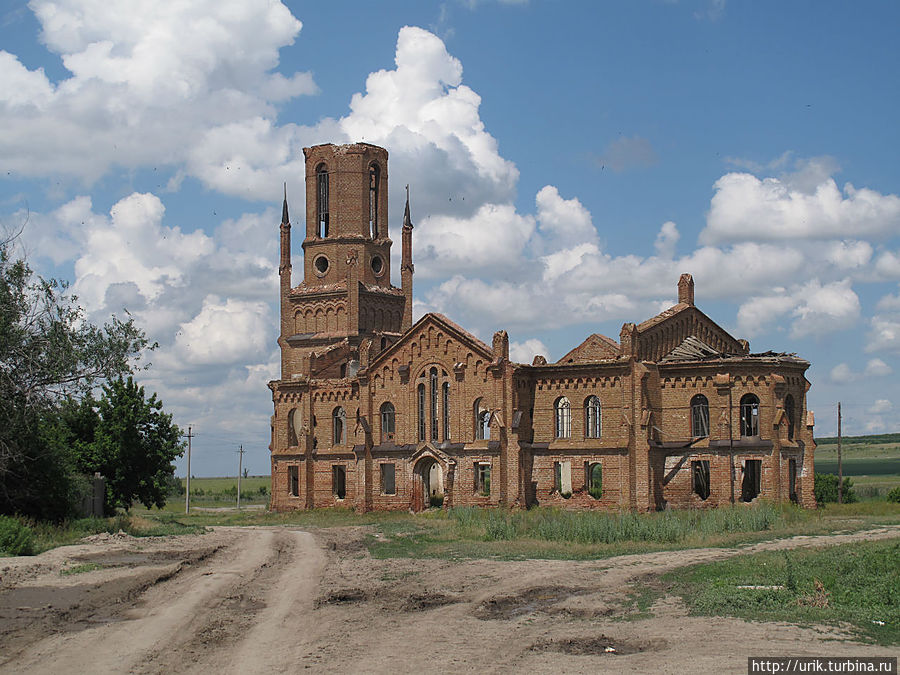 Лютеранская кирха в поселке Усть-Золиха Саратовской области