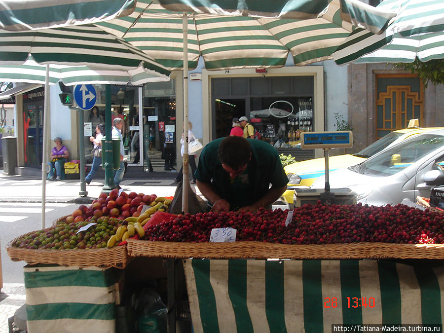 Прилавки на улице.
