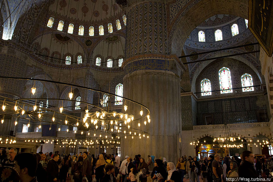 Для строительства мечети был использован камень и мрамор. Название «Голубая мечеть» мечеть получила благодаря огромному количеству (более 20 тыс.) белых и голубых изникских керамических изразцов ручной работы, которые использовались в декорациях интерьера. Керамика доставлялась из изникских фабрик, которые славились своим качеством. Ахмед I приказал фабрикам присылать в Стамбул самые красивые экземпляры, и запретил вывоз продукции на другие строительства, вследствие чего дела фабрики пришли в упадок. Стамбул, Турция