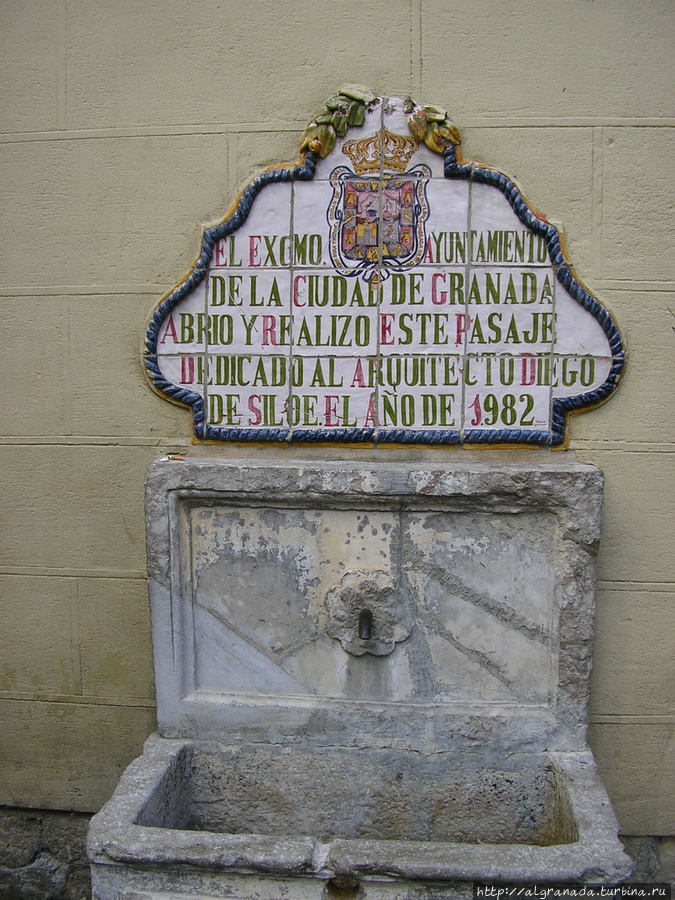 фонтан, посвященный архитектору собора Гранада, Испания