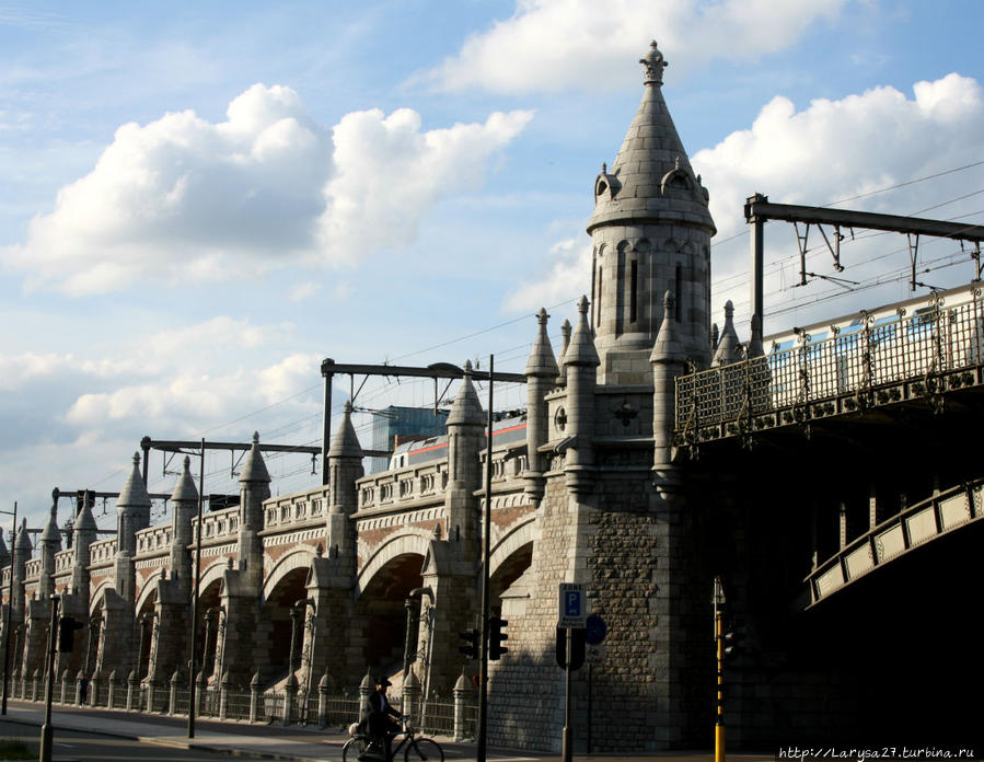 Железнодорожная эстакада в еврейском квартале Антверпен, Бельгия