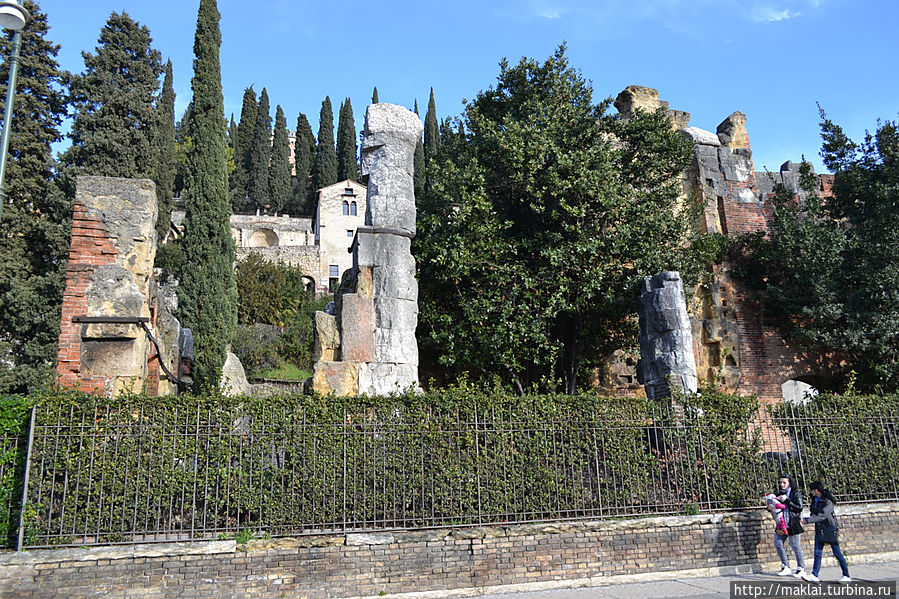 Руины римского амфитеатра. Верона, Италия