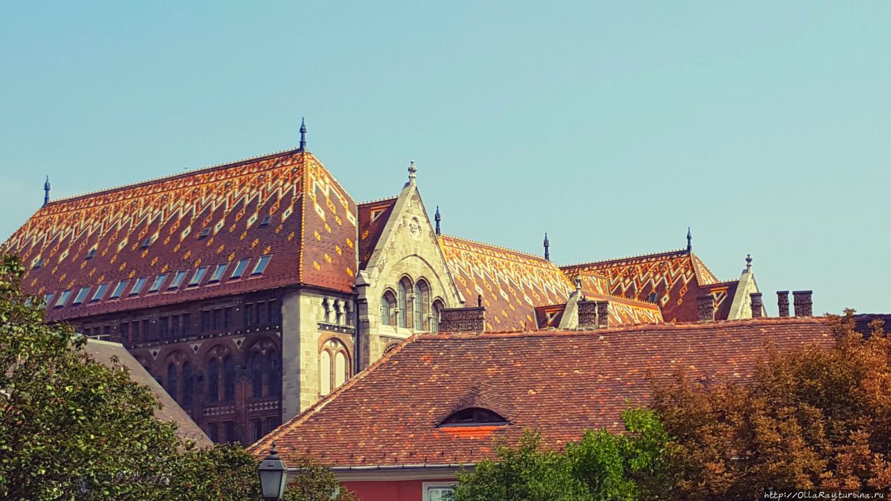 Красные крыши старого города и нарядный Национальный архив Венгрии. Будапешт, Венгрия