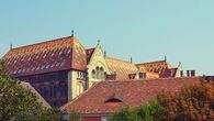 Красные крыши старого города и нарядный Национальный архив Венгрии.