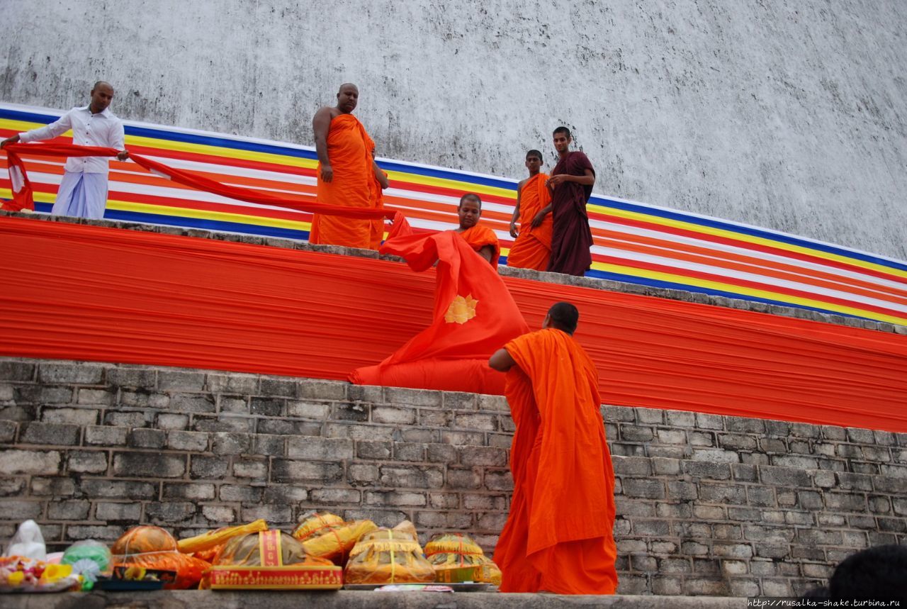Праздник у Руанвелиссии Анурадхапура, Шри-Ланка