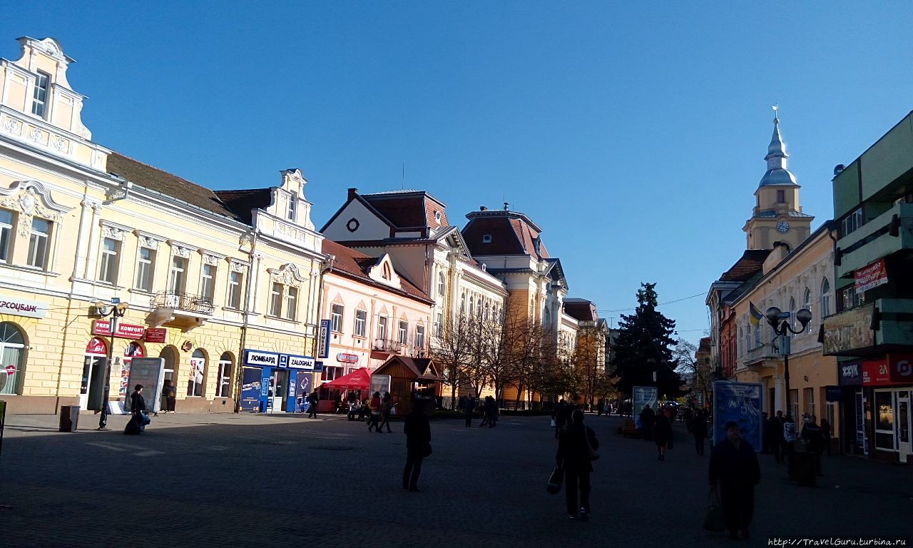 Центральная пешеходная улица Берегово с главными достопримечательностями. Берегово, Украина