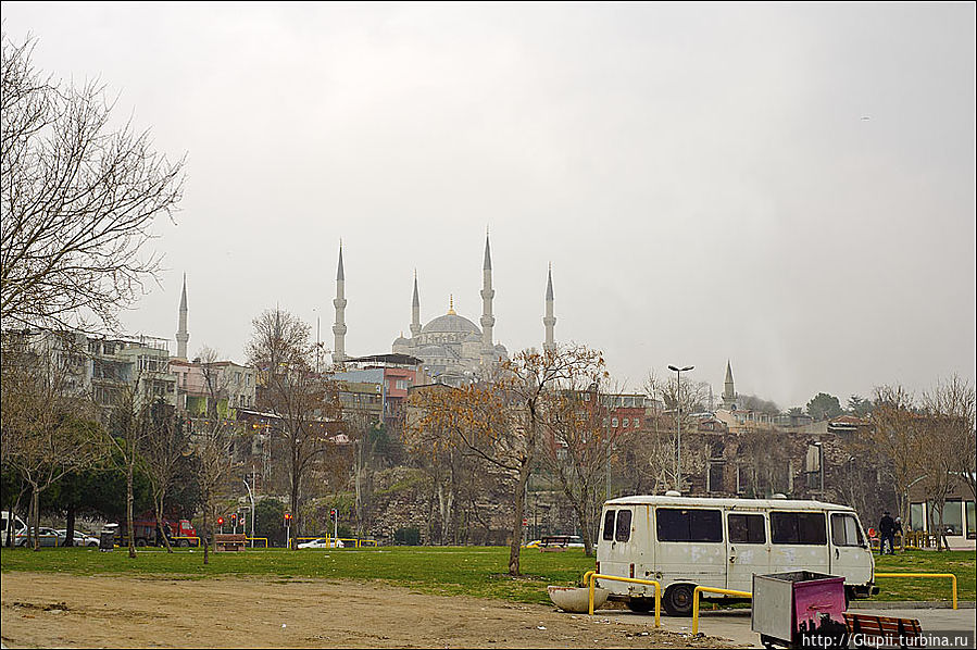 А вот они — достопримечательности Стамбула. Чтобы разглядеть их, совершенно не обязательно быть в толпе туристов, стоит лишь на минуту отвести взгляд от моря. Стамбул, Турция