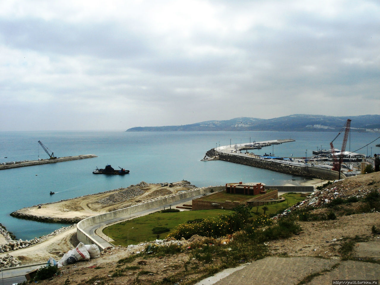 С самой высокой точки города обалденный вид: направо — Гибралтарский пролив, налево — Атлантика, прямо — Испания.