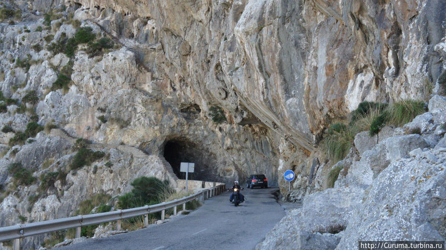 Иногда скалы нависают над дорогой. Мыс Форментор, остров Майорка, Испания