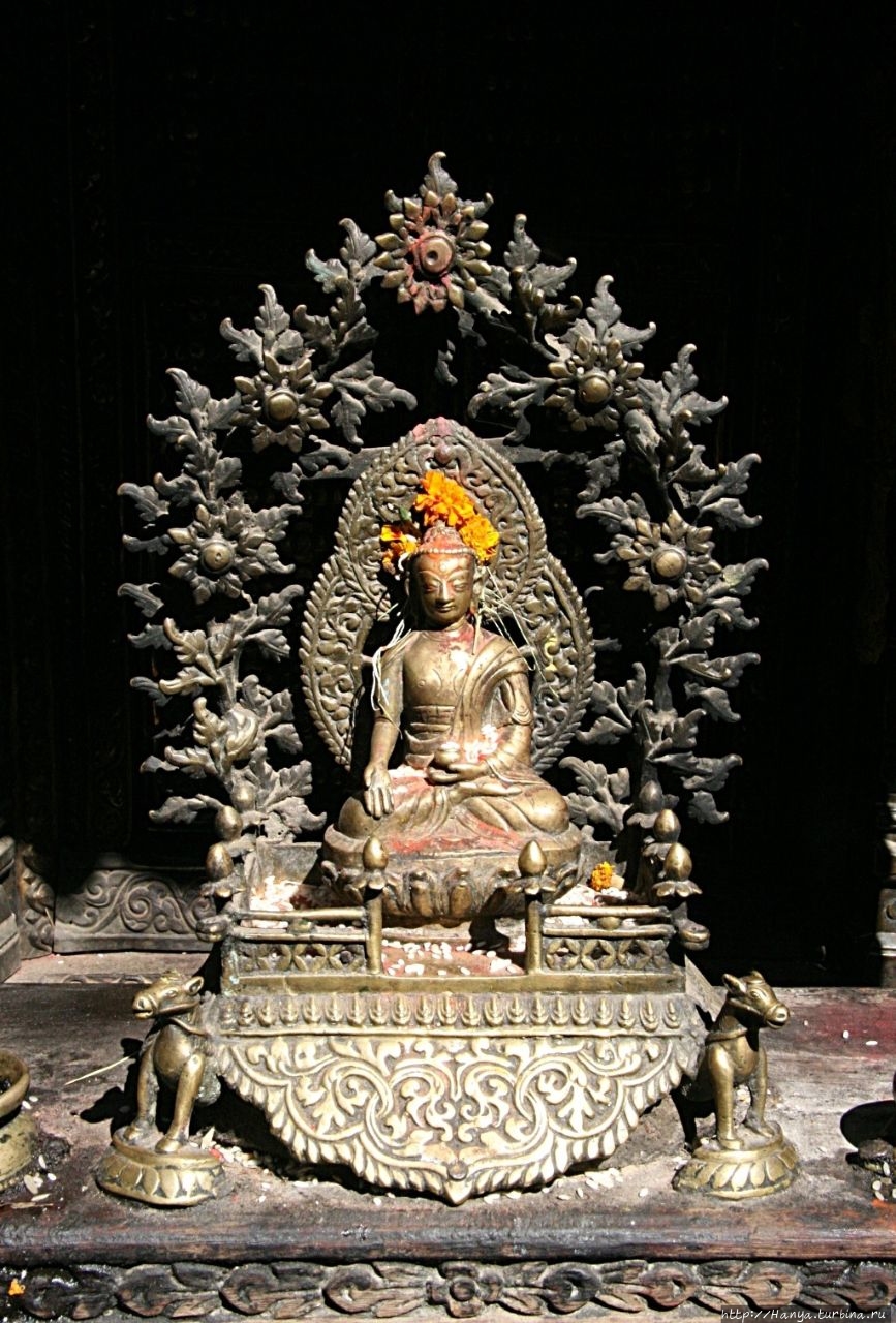 Бронзовая статуэтка Будды с руками в мудре Варада. Из интернета Патан (Лалитпур), Непал