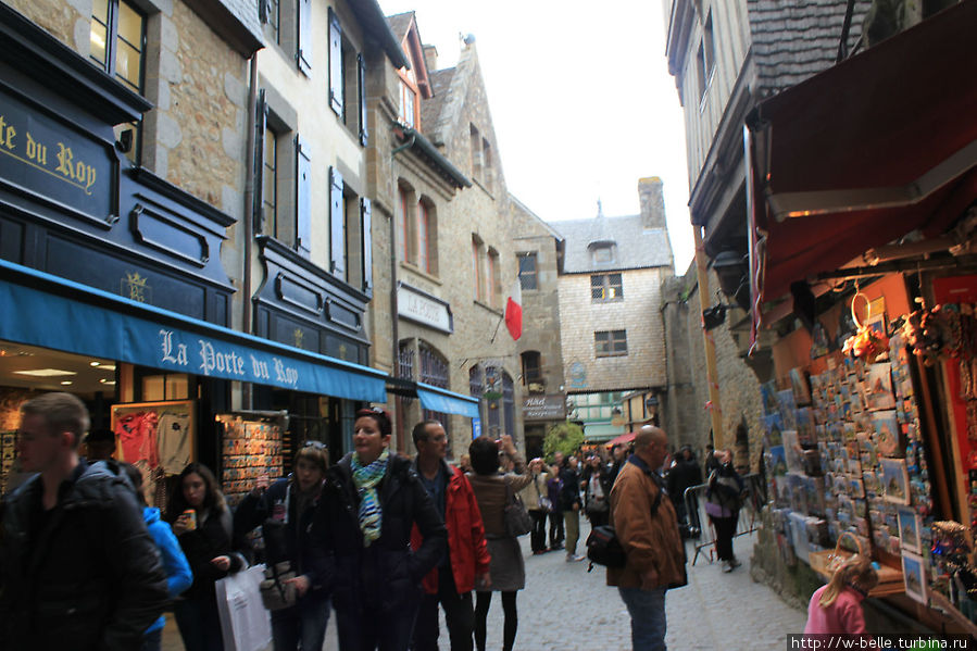 Главная улица поселка называется Grande Rue. Мон-Сен-Мишель, Франция