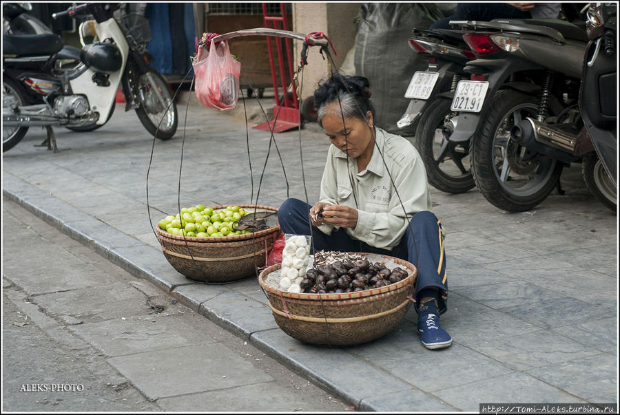 Продавщицы всяких фруктов и овощей — непременный атрибут всех улиц города... Ханой, Вьетнам