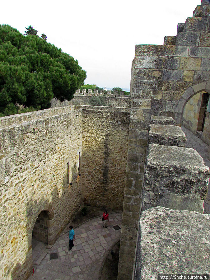 но иногда и с интересом заглядываем внутрь двора крепости Лиссабон, Португалия