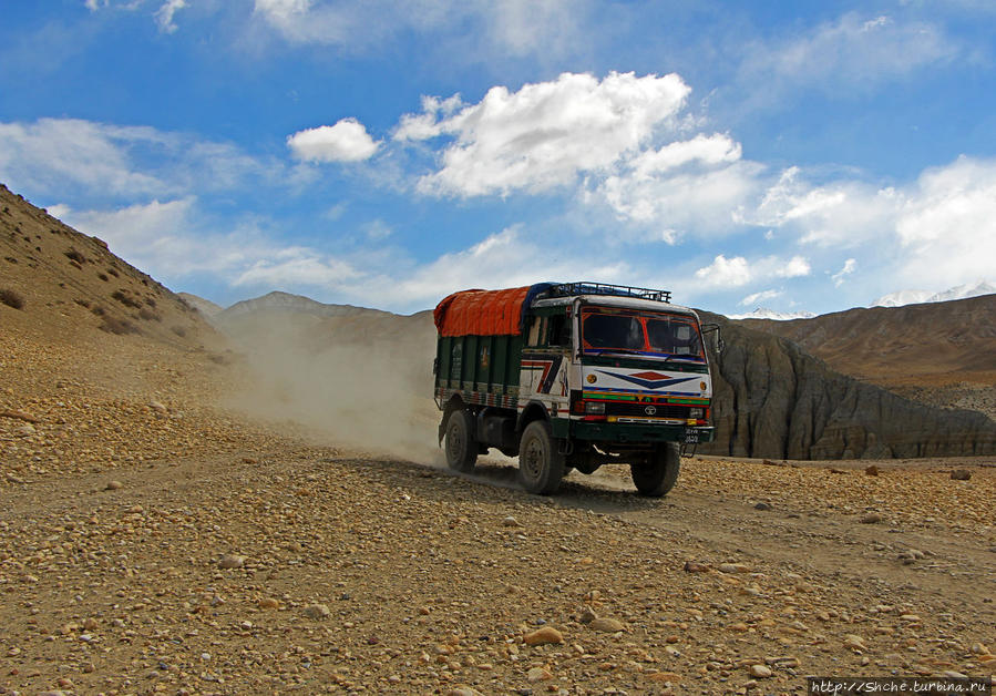 На некоторых участках Мустанга возможно движение грузовиков и джипов, больше со стороны Китая, но два главных города Ло-Мантан и Царанг дорогой связаны. Это первый, попавшийся нам по пути грузовик Ло-Мантанг, Непал