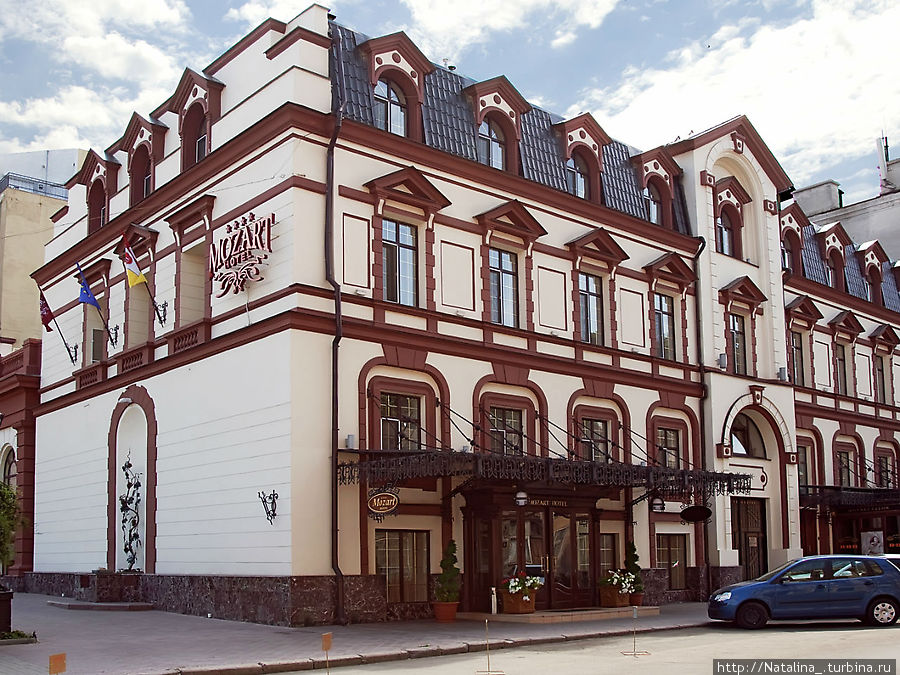 Моцарт -4*, находится прямо возле Оперного театра. . Всю инфо можно посмотреть на http://mozart-hotel.com/about/photos/ , ул. Ланжероновская 13 37-89-00, 37-69-00, 37-93-94 Одесса, Украина