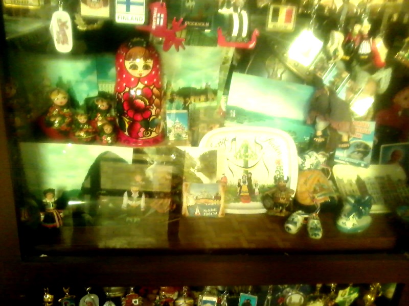 шкафы в столовой полну сувениров оставленных туристами. невероятно много финских и голландских символов, но есть и российские