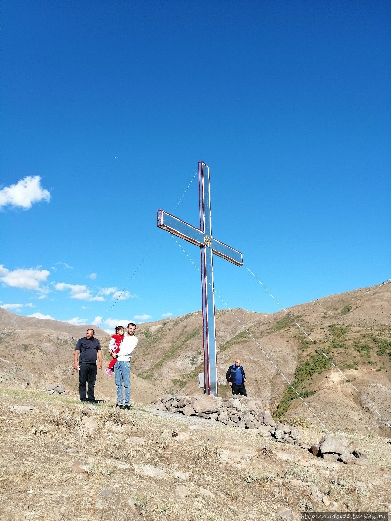 Светящийся Крест на вершине горы Армения