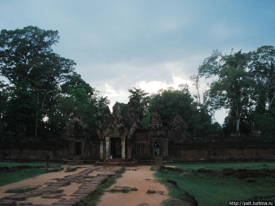 Третье ограждение. За ним то, к чему стремятся паломники и туристы — святилище Бантей Срея. Ангкор (столица государства кхмеров), Камбоджа