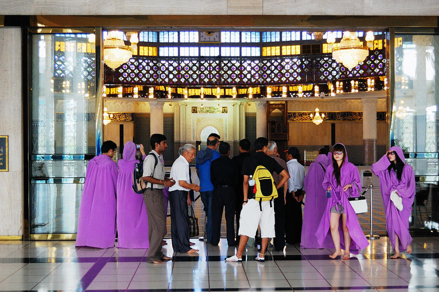 У входа в главный молельный зал. В сиреневых накидках — это не мусульманки, их специально выдают, чтобы неверные могли прикрыть мини-юбки и майки-алкоголички :) Куала-Лумпур, Малайзия