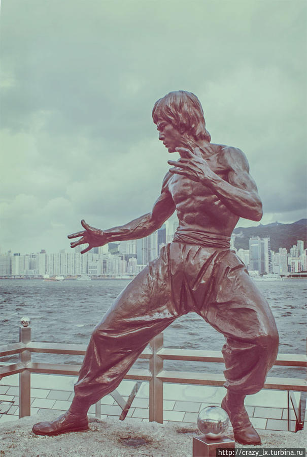 Статуя Брюса Ли на Аллее Звезд, полуостров Коулун. Аллея начинается практически от паромного причала Star Ferry. Гонконг