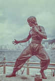 Статуя Брюса Ли на Аллее Звезд, полуостров Коулун. Аллея начинается практически от паромного причала Star Ferry.