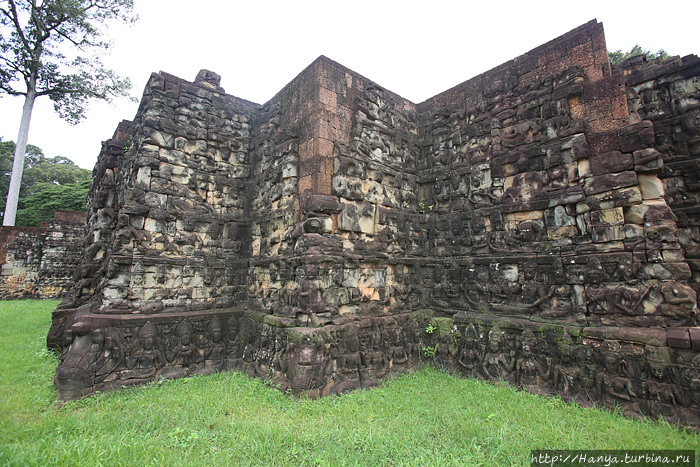 Облицовка внешней стены Террасы Прокаженного Короля. Фото из интернета Ангкор (столица государства кхмеров), Камбоджа