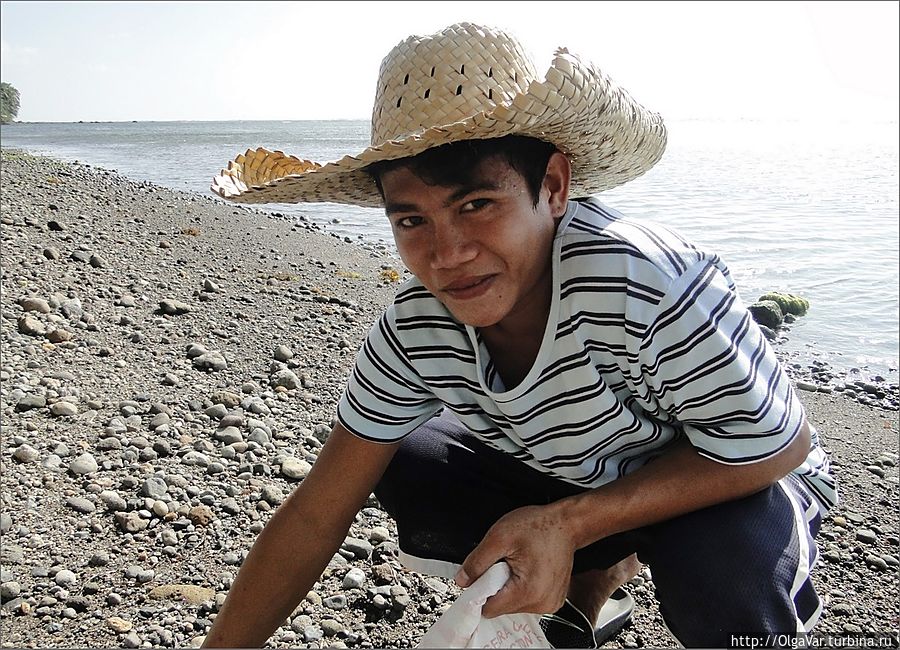 Широкополые шляпы хорошо защищают лицо от лучей палящего солнца Булусан, Филиппины