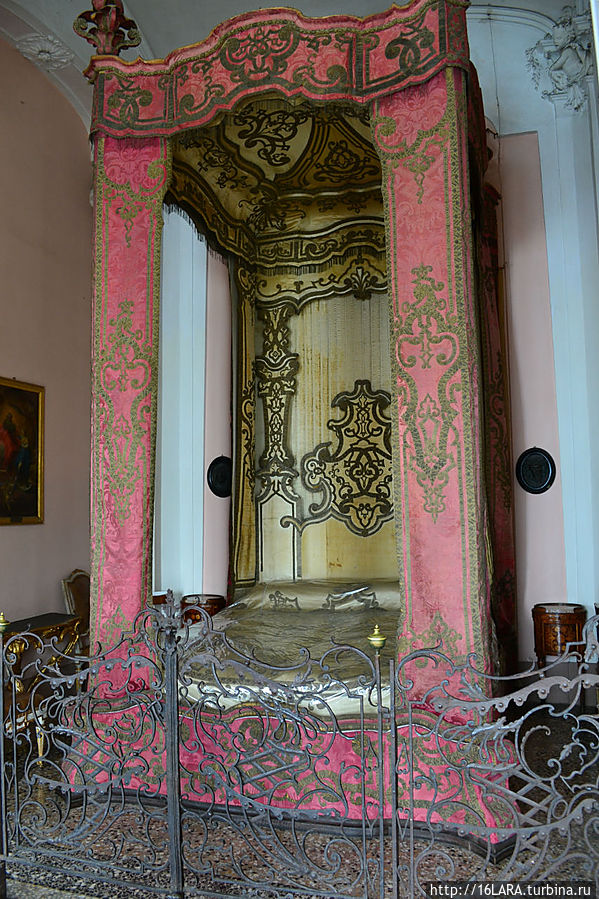 Когда-то во дворце гостили Наполеон и Жозефина и, как говорят, спали на этой кровати