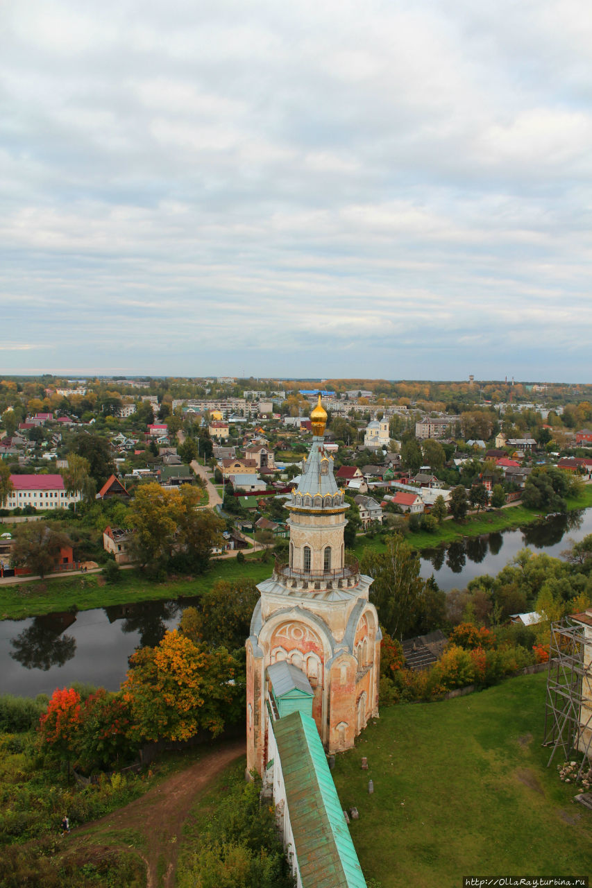 Вид из беседки колокольни на свечную башню, монастырскую стену, Тверцу и Торжок. Торжок, Россия