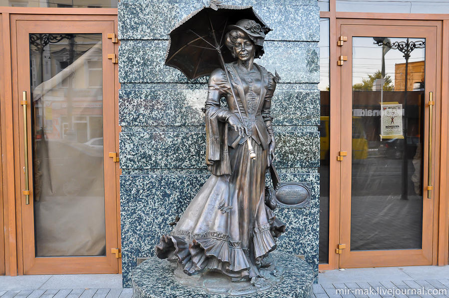 По дороге к набережной повстречал бронзовую статую дамы с зонтиком. Винница, Украина